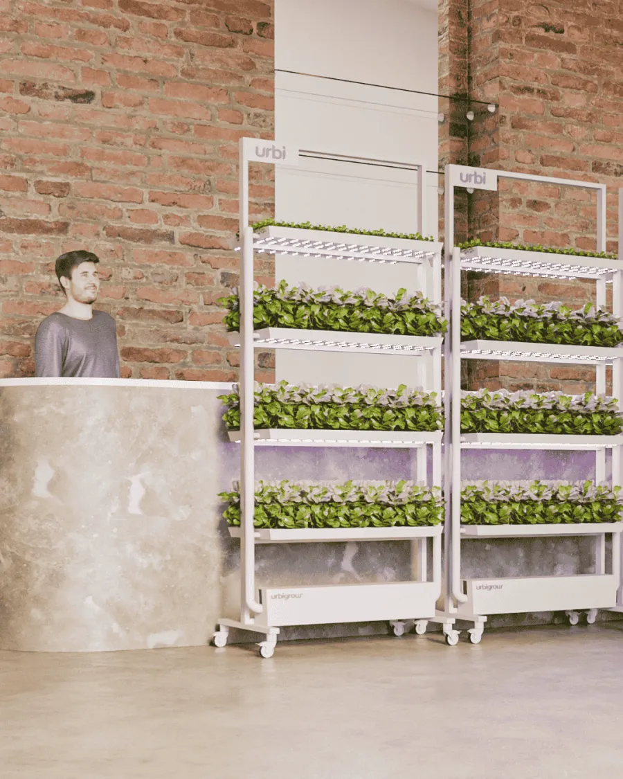 Automated watering system of the UrbiGrow Pro shelf